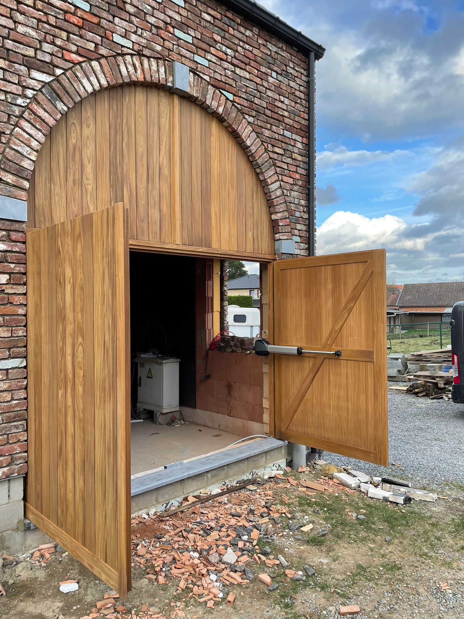 Openslaande houten garagepoort